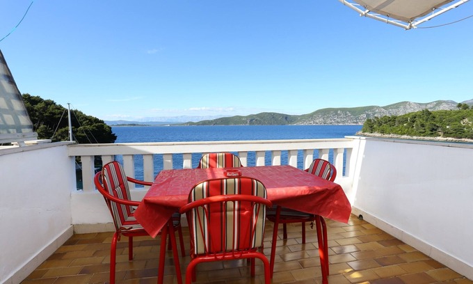Racisce Apartment | One bedroom apartment near beach Račišće, Korčula (A-4360-a)