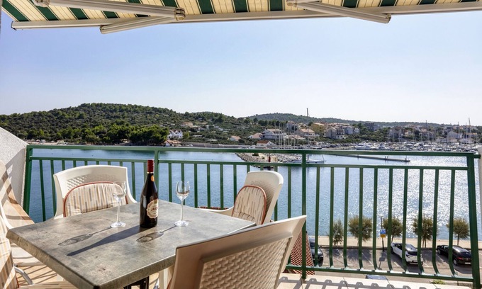 Jezera Apartment | One bedroom apartment near beach Jezera, Murter (A-796-e)