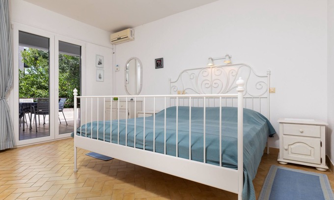 Tice Apartment | One bedroom apartment near beach Nemira, Omiš (A-2782-a)
