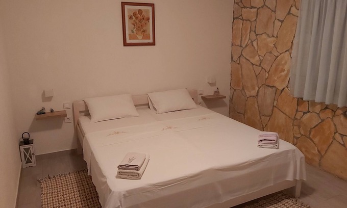 Milna Apartment | One bedroom apartment near beach Milna, Vis (A-8917-b)