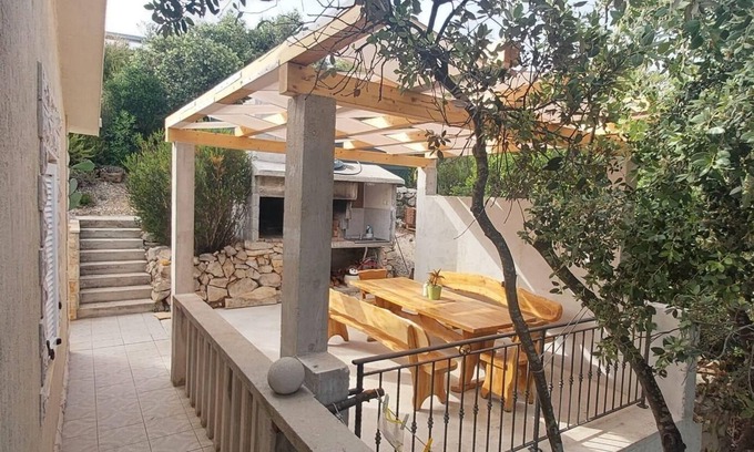 Milna Apartment | One bedroom apartment near beach Milna, Vis (A-8917-d)