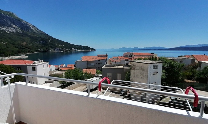 Igrane Apartment | One bedroom apartment with balcony and sea view Igrane, Makarska (A-24696-b)