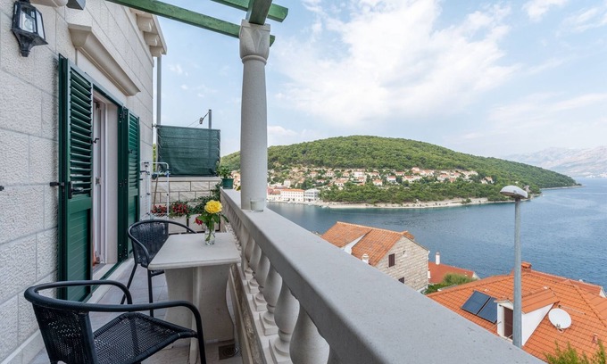 Pucisca Apartment | One bedroom apartment with balcony and sea view Pučišća, Brač (A-5625-a)