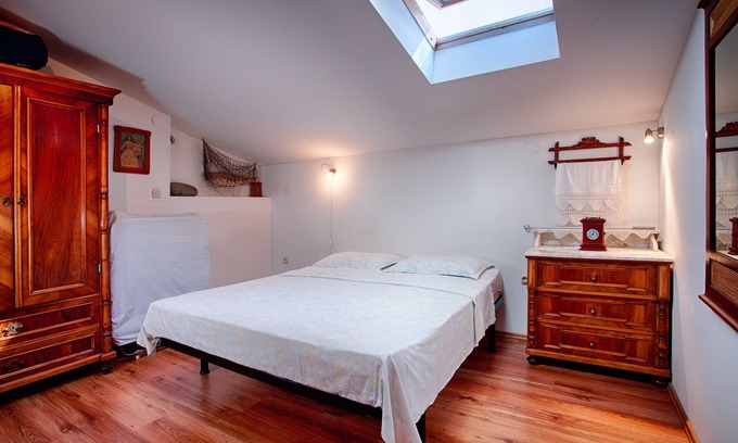 Komiza Apartment | One bedroom apartment with air-conditioning Komiža, Vis (A-2450-a)