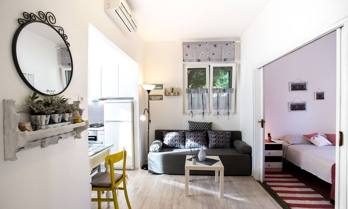 Komiza Apartment | One bedroom apartment with terrace Komiža, Vis (A-11671-a)