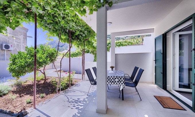 Komiza Apartment | One bedroom apartment with terrace Komiža, Vis (A-1151-c)