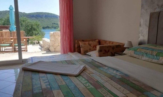 Municipality of Kali Apartment | One bedroom apartment with terrace and sea view Cove Mala Lamjana, Ugljan (A-22450-a)