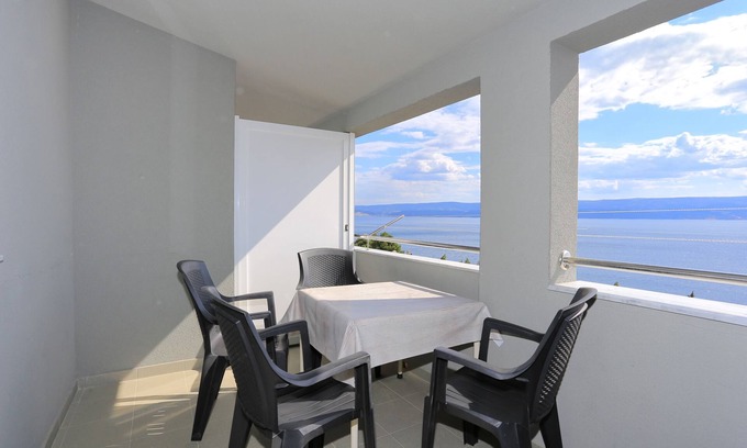 Tice Apartment | One bedroom apartment with terrace and sea view Nemira, Omiš (A-17039-a)