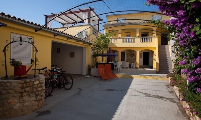 Poljana Apartment | One bedroom apartment with terrace Poljana, Ugljan (A-8523-d)