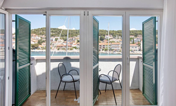 Tijesno Apartment | One bedroom apartment with balcony and sea view Tisno, Murter (A-815-a)