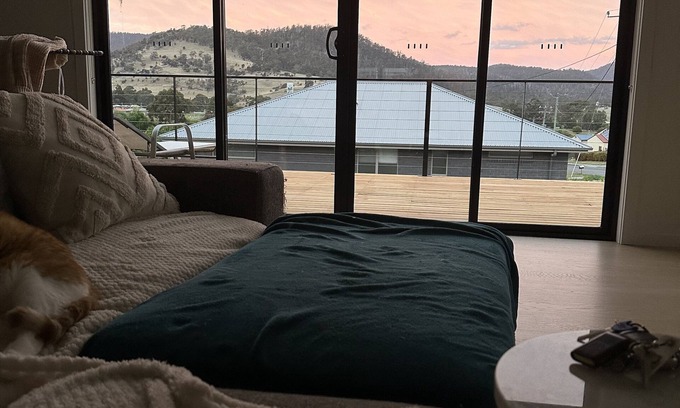 Bagdad House | One bedroom, bathroom and office available in a quiet country house with a cat.