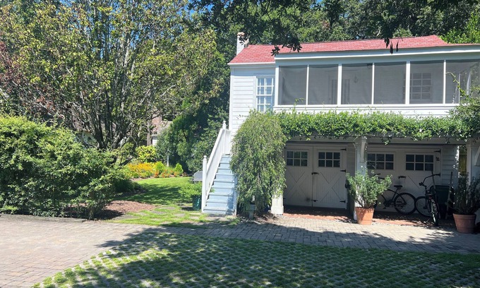 Morehead City Apartment | One Bedroom Carriage House- 131 Craven Streetn300 feet from Beaufort Waterfront
