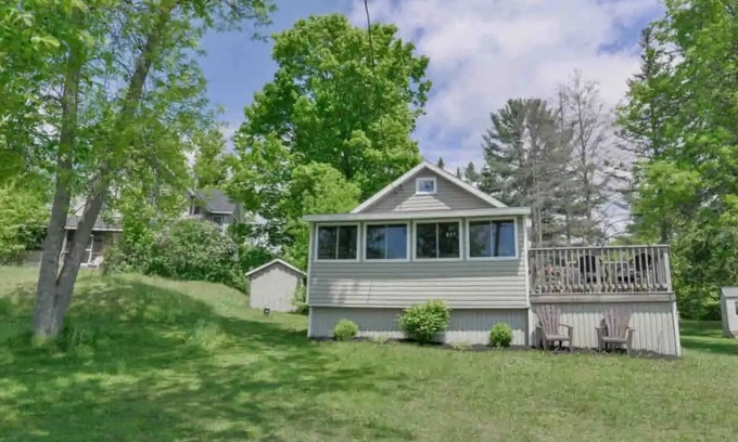 Bala Cottage | One Bedroom Cottage W/Loft By The Moon River