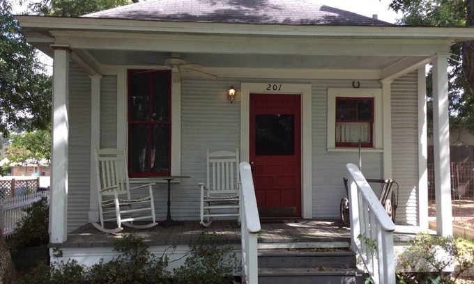 Jefferson House | One bedroom cottage with private bath and kitchen nook