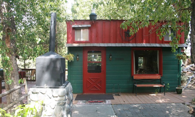 Wapiti Cabin | One Bedroom Creekside Cabin located half way between Yellowstone NP and Cody