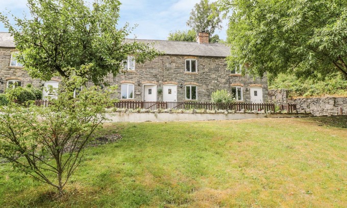 Llangollen House | One bedroom delightful 17th century stone country cottage