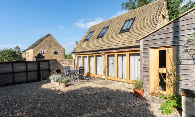 Little Rissington Cottage | One Bedroom Dog Friendly Cotswold Holiday Cottage - The Cottage at Robins Roost