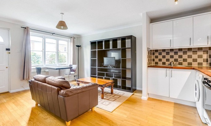 Ravenscourt Park Apartment | One Bedroom Flat Chiswick by River with Parking