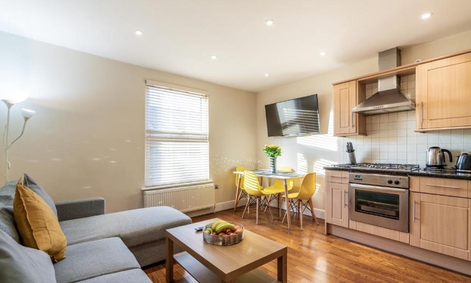 Bush Hill Park Apartment | One Bedroom Flat in Bush Hill Park