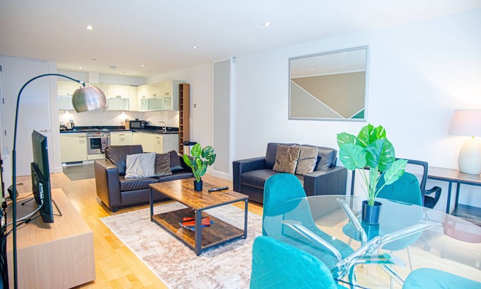 Farringdon Apartment | One Bedroom Flat in Farringdon with Balcony by MySquare
