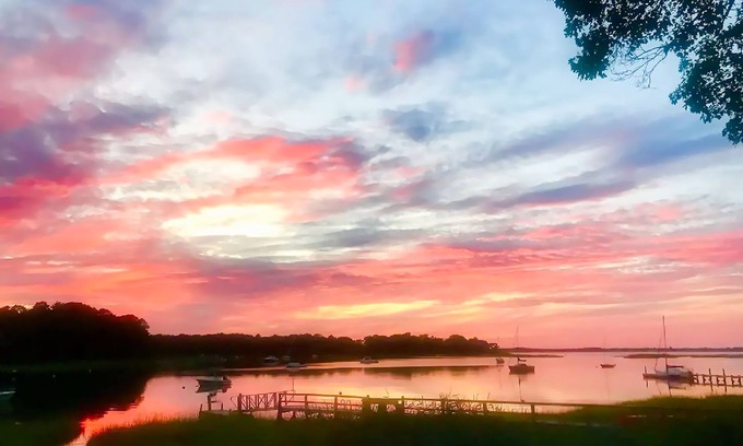 Hampton Bays House | One Bedroom Hamptons Waterfront Cottage