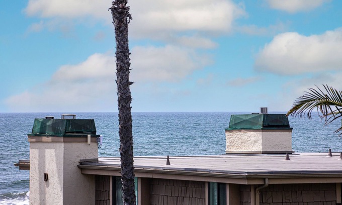 Townsite Condo | One-Bedroom Haven with Beautiful Peek Ocean Views and Lush Gardens!