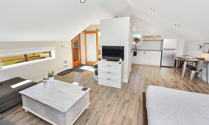 Cowichan Bay House | One Bedroom Modern Studio Suite in the Seaside Community of Cowichan Bay