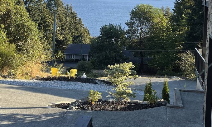 Cowichan Bay House | One Bedroom Ocean View home-5 min from beach