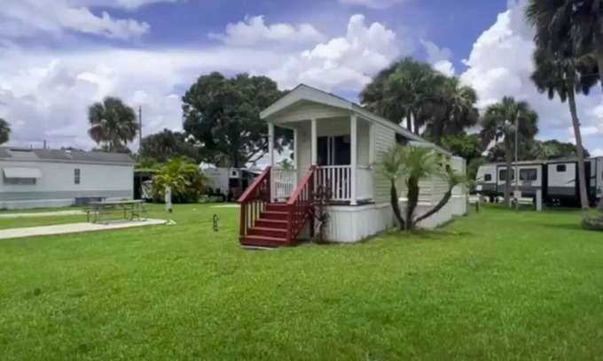 North Fort Myers Cottage | One Bedroom/One Bathroom Cozy Cottage