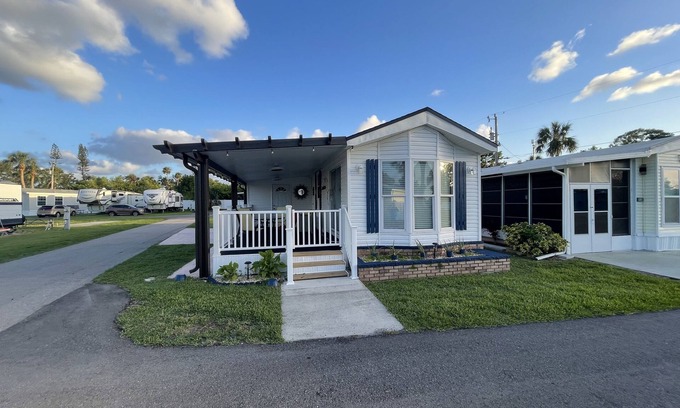 North Fort Myers Cottage | One Bedroom/One Bathroom Lighthouse Cottage