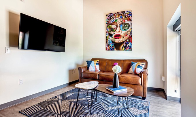 Madison House | One Bedroom Queen in the heart of downtown.