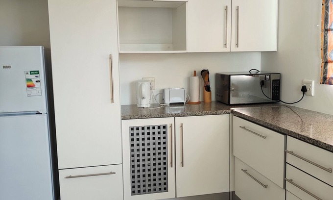 Selborne Cottage | One bedroom, spacious guest house in a quiet neighbourhood.
