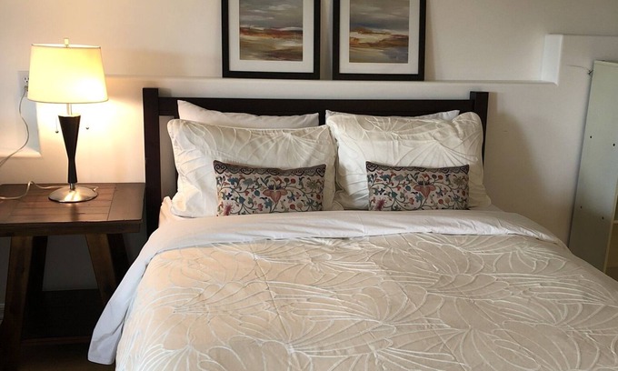 Oak Bay House | One bedroom suite near Hillside Mall