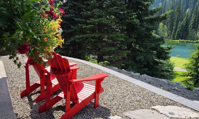 Fairways Ski Chalet | One Bedroom Suite Overlooking The Golf Course, With Beautiful Mountain Views