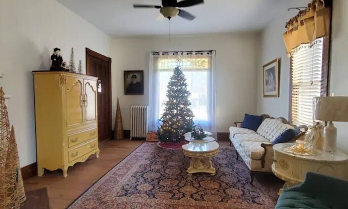 Plainfield Apartment | One Bedroom Victorian Downtown Plainfield, IL