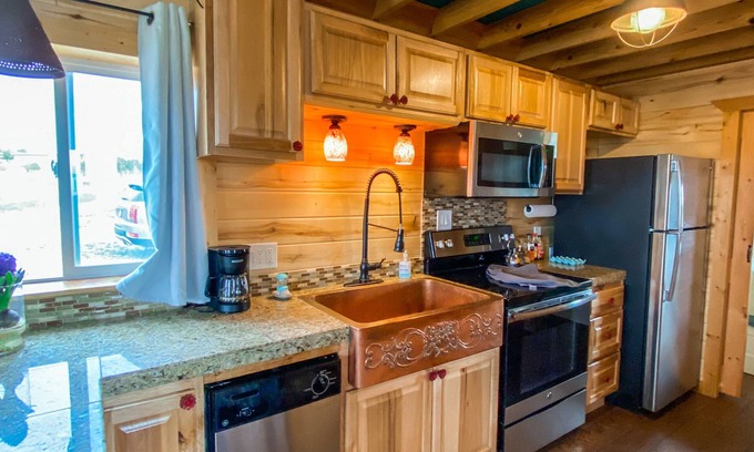 Lazear Cabin | One bedroom w/loft, pet friendly cabin near the black canyon.