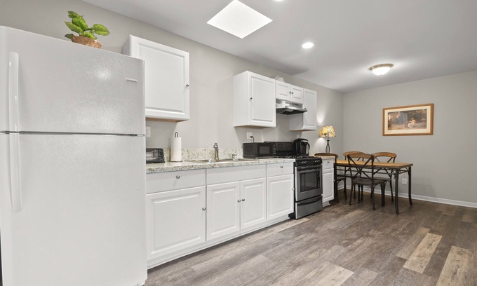 Glendora House | One Bedroom With Living Room Downtown Glendora