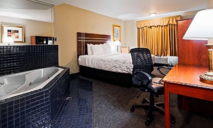 El Cajon House | One King Jacuzzi Suite
