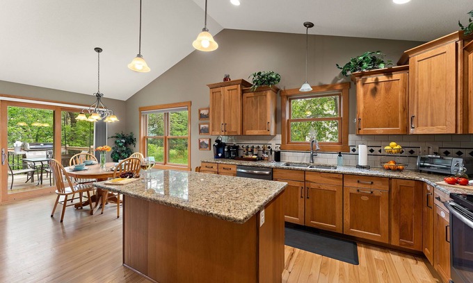 Rochester House | One Level Retreat 10 min to Mayo: Power recliner, Jacuzzi tub, Deck w Grill