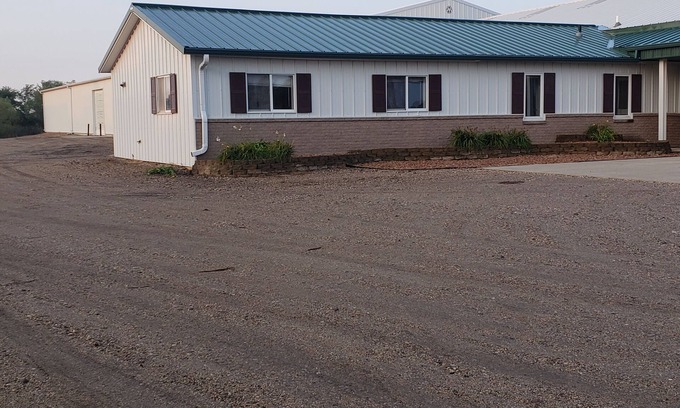 Aberdeen Cabin | One Mile from Airport! 3 Bedroom Lodge Sleeps 5 to 7