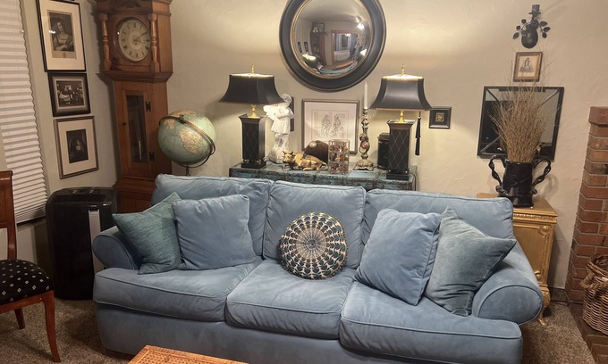 Burlington House | One Mile from I 5 Lovely suite, gas fireplace, air conditioned, dog friendly.
