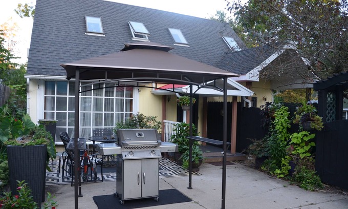 Ann Arbor House | One mile to downtown Ann Arbor! 1/4 mile to main UM Hospitals! 2 miles N Campus