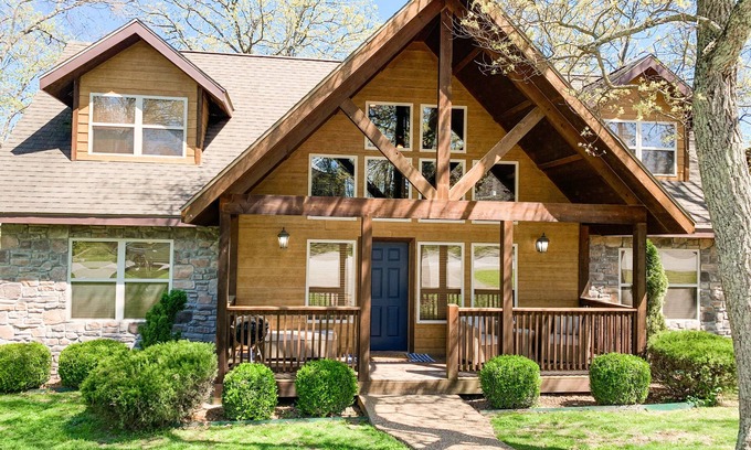 Indian Point Cabin | ONE Minute from Silver Dollar City! INDOOR Pool!