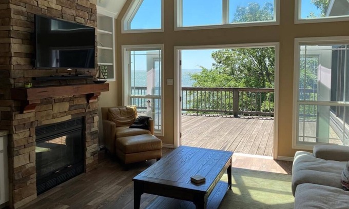 Pointblank House | One-of-a-kind 3-story home with a Panoramic Views of the lake
