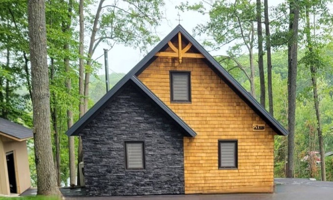 Rose City Cabin | One of a kind lakehouse. Brand new build. Situated on beautiful Island Lake.