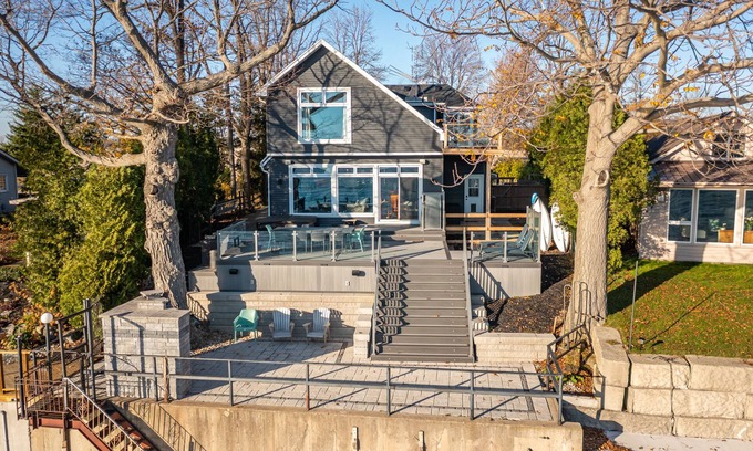 Selkirk Cottage | One of a Kind! Large 5 Bedroom Cottage w/Hot Tub