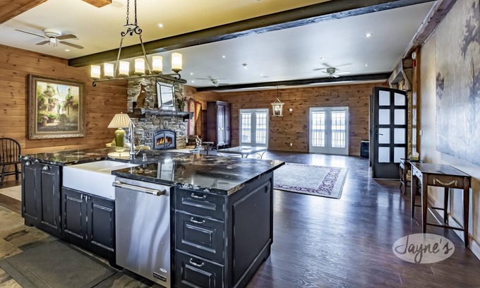 Dunchurch House | One-of-a-kind resort on Whitestone Lake - 14 bedrooms!