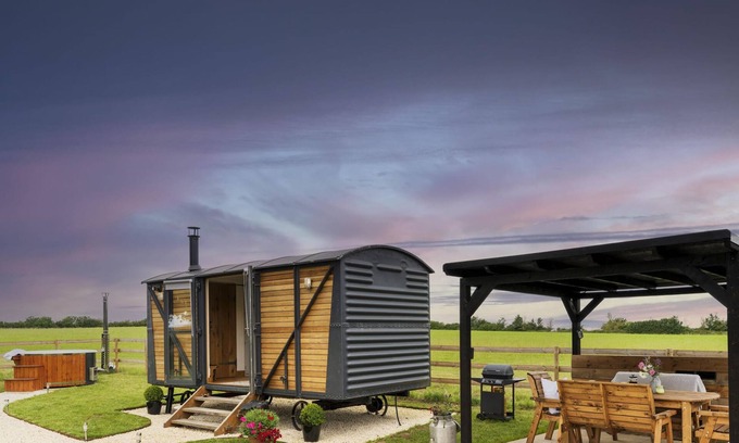 Thame Apartment | One Of A Kind Shepherds Hut With Incredible Views
