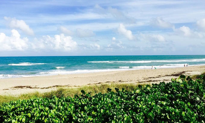 Stuart Condo | One of the best Tennis Villa condos, steps away from the beach!