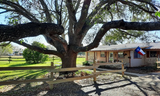 Bastrop Other | One Old Oak, Charming Stone Farmhouse, 7-min to Downtown